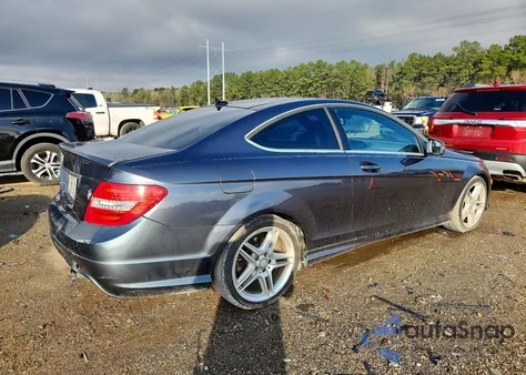 2013 Mercedes-Benz C 250 z USA, uszkodzony, nr VIN WDDGJ4HB5DG071268